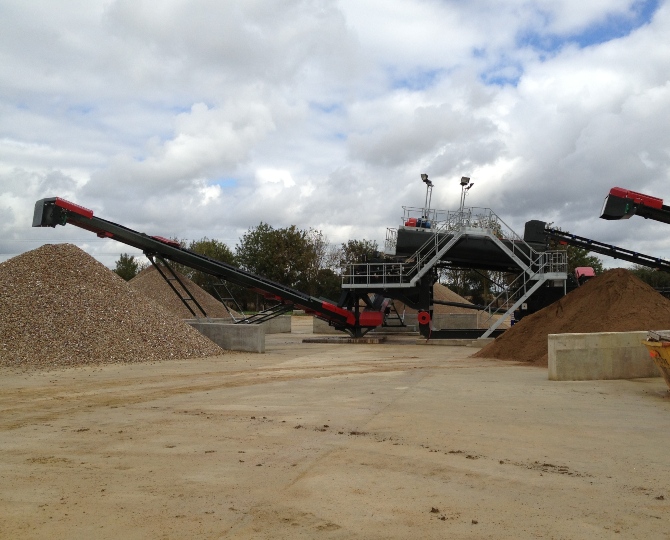 AggMax-logwasher-view-with-conveyors-Smiths-Bletchington-670x520