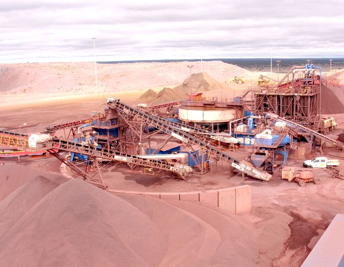 Simec-Mining-Iron-Ore-Stockpile-670x520